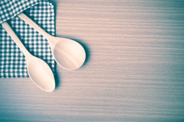 Tahta kaşık ve mutfak havlusu