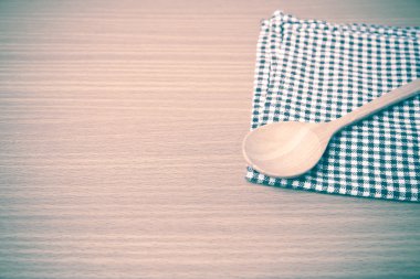 Tahta kaşık ve mutfak havlusu