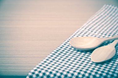 Tahta kaşık ve mutfak havlusu