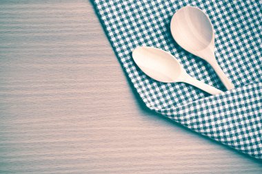 Tahta kaşık ve mutfak havlusu