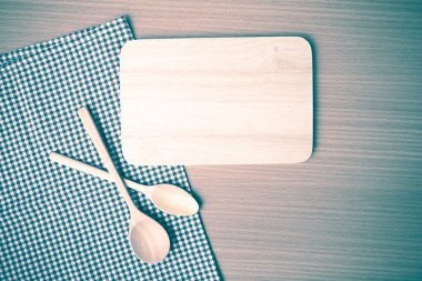 Kesme tahtası ve tahta kaşıklar