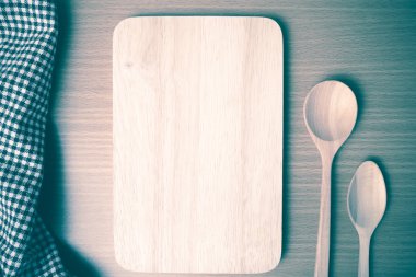 Kesme tahtası ve tahta kaşıklar