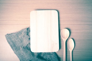 Kesme tahtası ve tahta kaşıklar