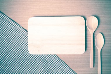 Kesme tahtası ve tahta kaşıklar