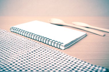 Defter ve mutfak araçları