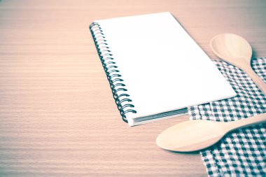 Defter ve mutfak araçları