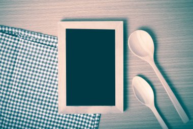 Yazı tahtası ve tahta kaşıklar