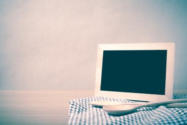 Yazı tahtası ve tahta kaşıklar