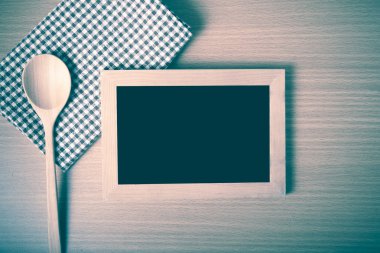 Yazı tahtası ve tahta kaşıklar