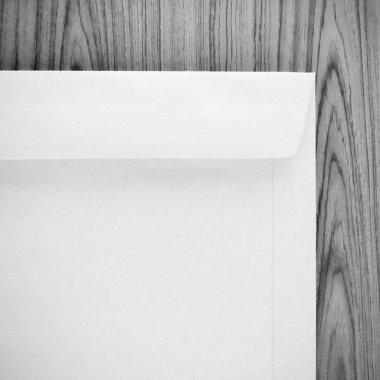 Zarfın üzerinde ahşap masa