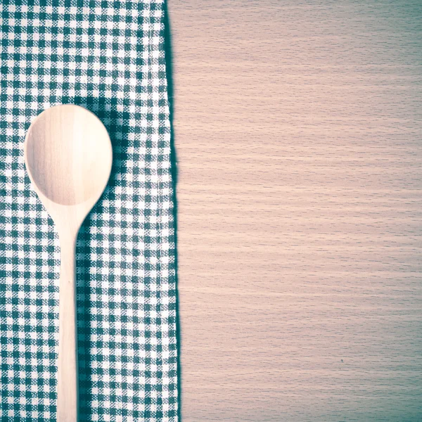 Tahta kaşık ve mutfak havlu