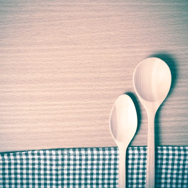 Tahta kaşık ve mutfak havlusu