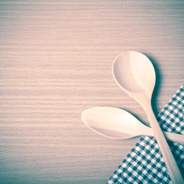 Tahta kaşık ve mutfak havlusu