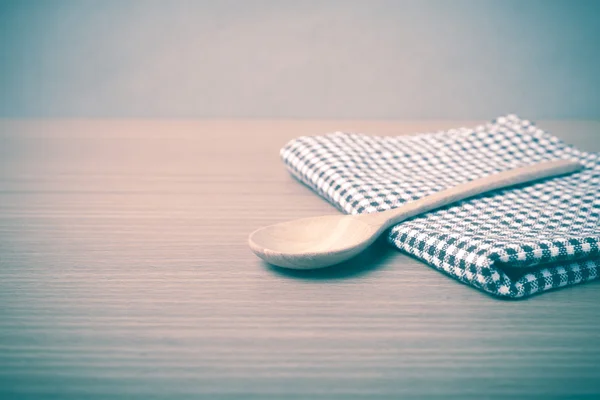 Drewnianą łyżką i ręcznik kuchenny — Zdjęcie stockowe