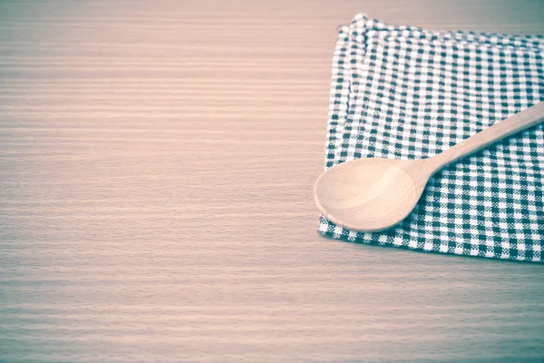 Tahta kaşık ve mutfak havlusu