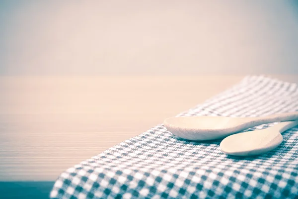 Houten lepels en keuken handdoek — Stockfoto