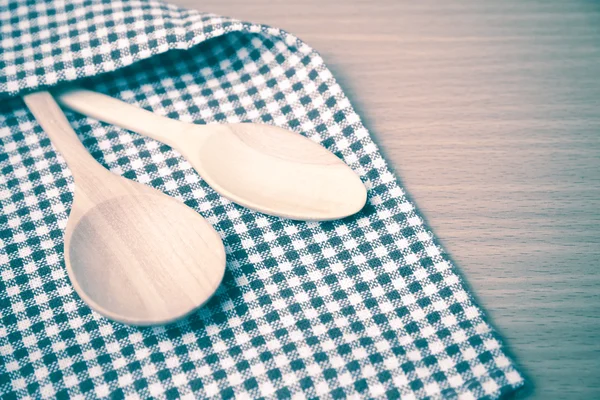 Cucharas de madera y toalla de cocina — Foto de Stock