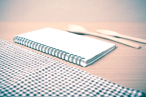 Defter ve mutfak araçları