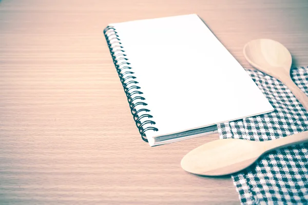 Defter ve mutfak araçları