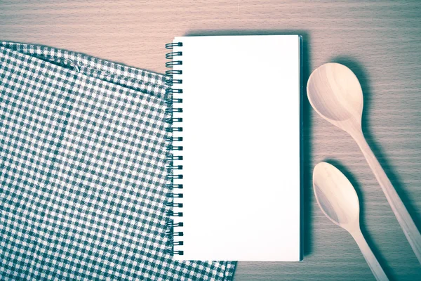 Defter ve mutfak araçları