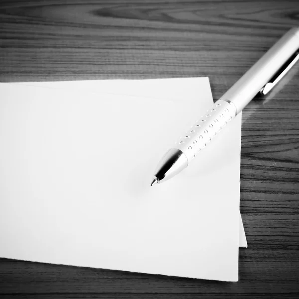 白紙の用紙とペン — ストック写真