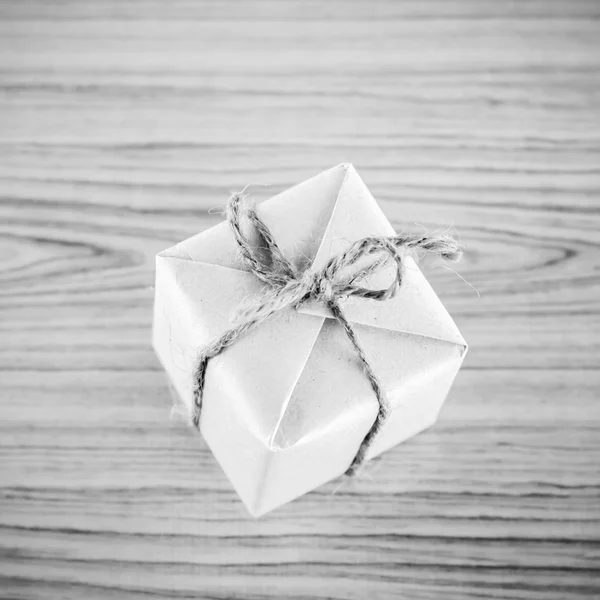 Caja de regalo sobre fondo de madera — Foto de Stock