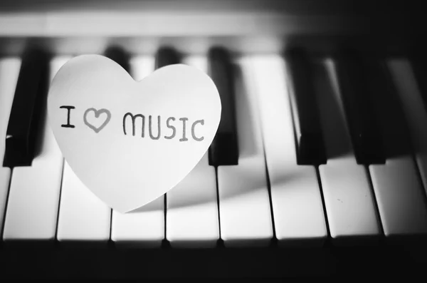 Coeur sur piano clé — Photo