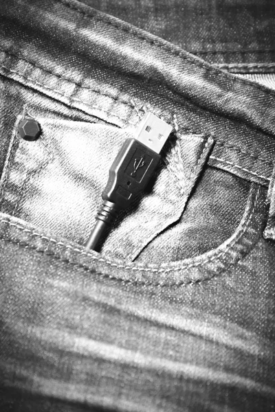 USB-kabel in jean zak — Stockfoto