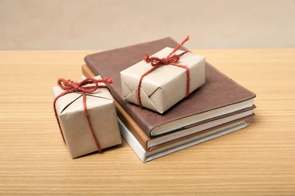 Kitap hediye kutusu ile — Stok fotoğraf