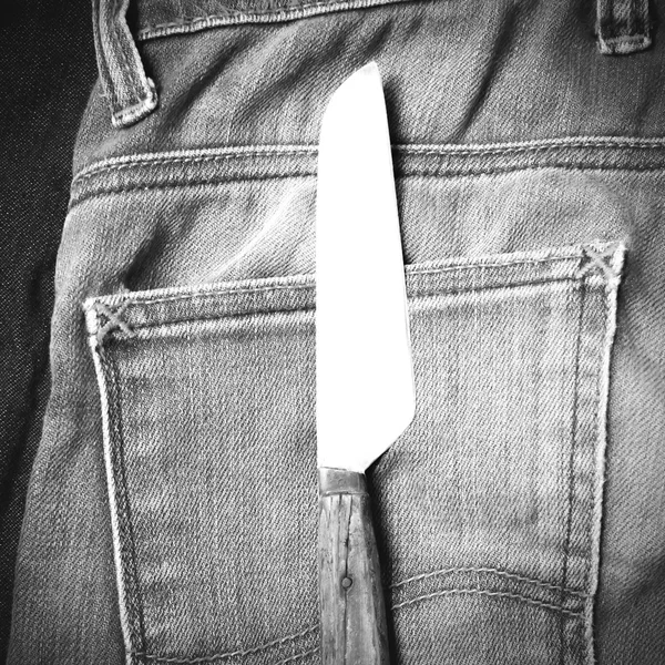 Ніж в джинсовій кишені — стокове фото