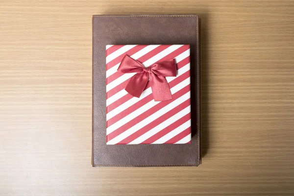 Libro con confezione regalo — Foto Stock