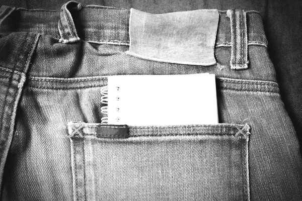 ジーンズのポケットにメモ用紙 — ストック写真
