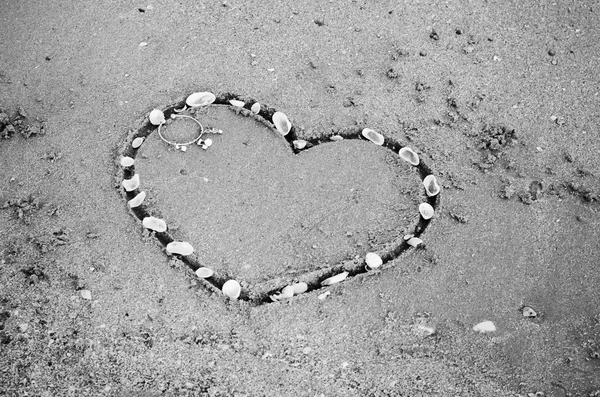 Srdce v písku na pláži — Stock fotografie