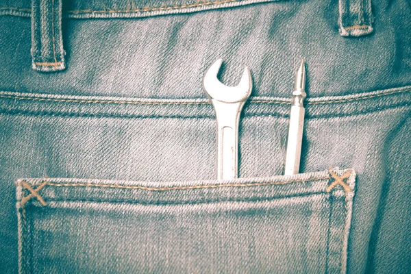 Utensili chiave in pantaloni di jeans — Foto Stock
