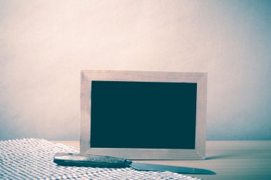 yazı tahtası ve bıçak masada