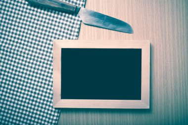 yazı tahtası ve bıçak masada