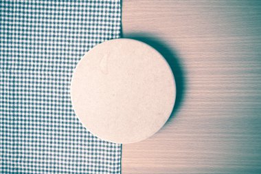 vintage tarzı kesme tahtası ve mutfak havlu