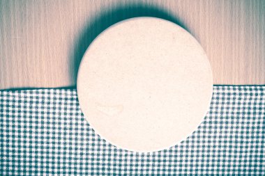 vintage tarzı kesme tahtası ve mutfak havlu