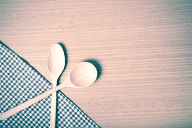 tahta kaşık ve mutfak havlu vintage tarzı