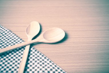 tahta kaşık ve mutfak havlu vintage tarzı