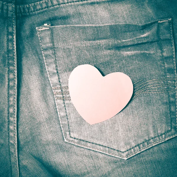 Corazón rojo en jean —  Fotos de Stock