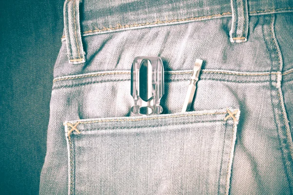 Chave de fenda no bolso jean — Fotografia de Stock