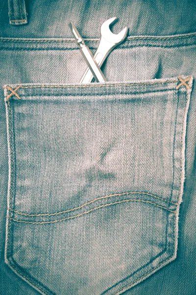 Herramientas de llave inglesa en pantalones de jean —  Fotos de Stock