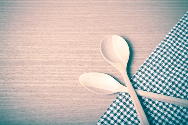 Cucchiaio di legno e asciugamano da cucina stile vintage — Foto Stock