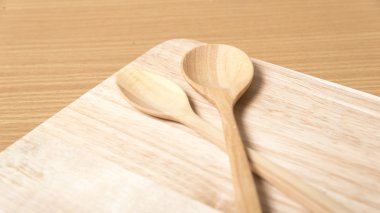 tahta kaşık ile kesme tahtası