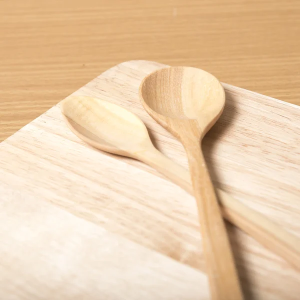 Cuchara de madera con tabla de cortar — Foto de Stock