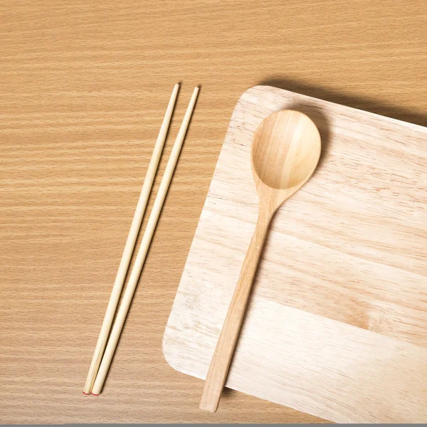 Cuchara de madera con tabla de cortar —  Fotos de Stock