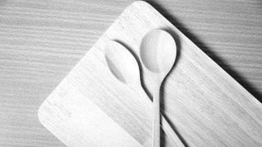 tahta kaşık ile kesme kurulu siyah ve beyaz renk tonu stili