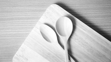 tahta kaşık ile kesme kurulu siyah ve beyaz renk tonu stili