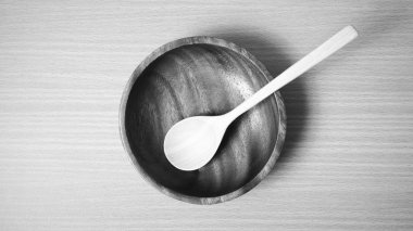 renk tonu tarzı ahşap kase ve kaşık siyah ve beyaz